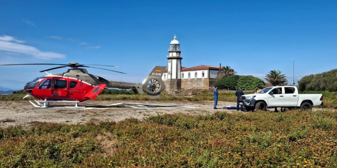 Evacuada en helicóptero una mujer en las Ons tras sufrir importantes problemas respiratorios