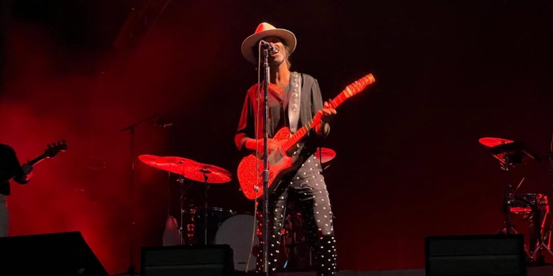 Vigo canta con Leiva hasta quedarse sin voz en un concierto mágico junto al mar, y con alguna sorpresa