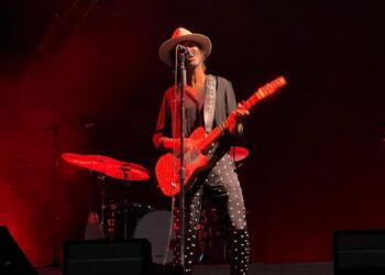 Vigo canta con Leiva hasta quedarse sin voz en un concierto mágico junto al mar, y con alguna sorpresa