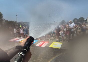 Los bomberos de Vigo despliegan la manguera en Bouzas por una buena causa