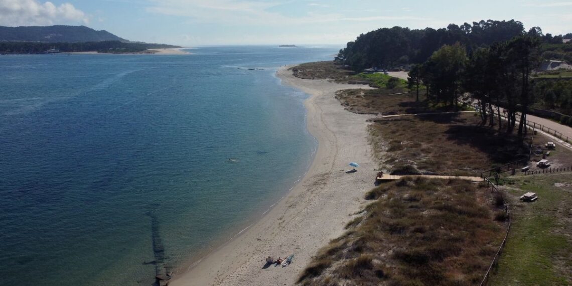 Una contaminación microbiológica obliga a prohibir el baño en una playa de A Guarda