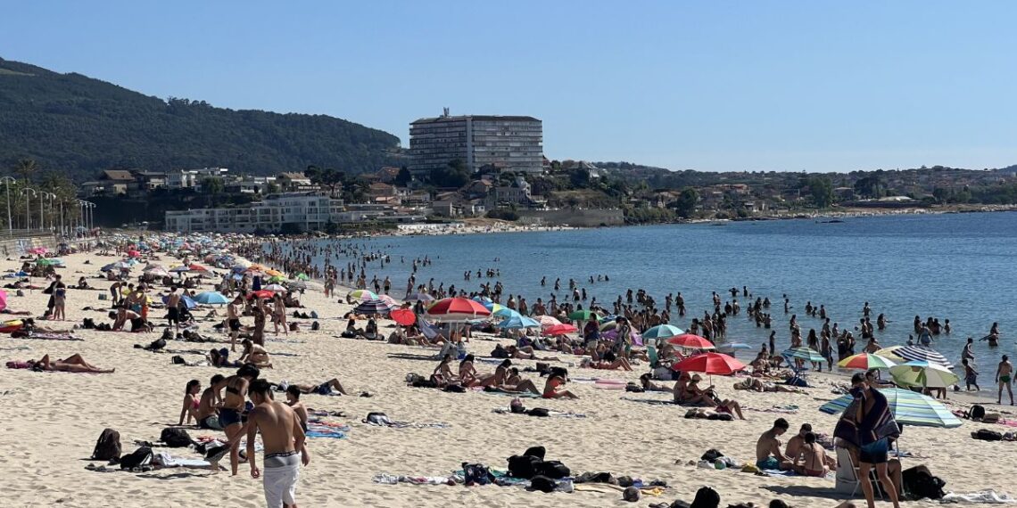 Una histórica jornada de calor achicharra Vigo con casi 40 grados, calles vacías y atasco en las playas