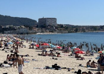 Una histórica jornada de calor achicharra Vigo con casi 40 grados, calles vacías y atasco en las playas