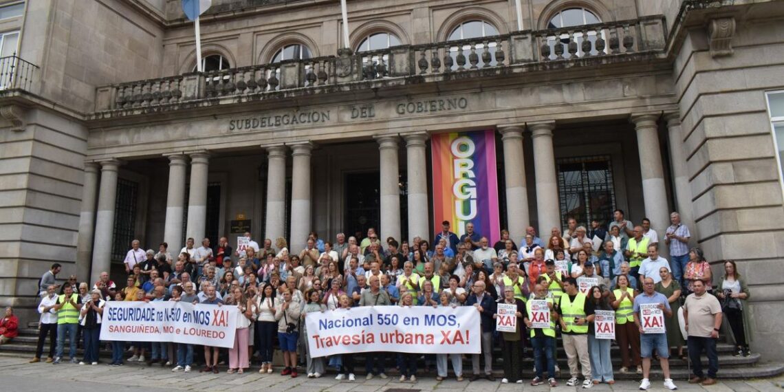 Vecinos de Mos protestan por la N-550 y Losada acusa a Nidia Arévalo de "manipulación" y "populismo"