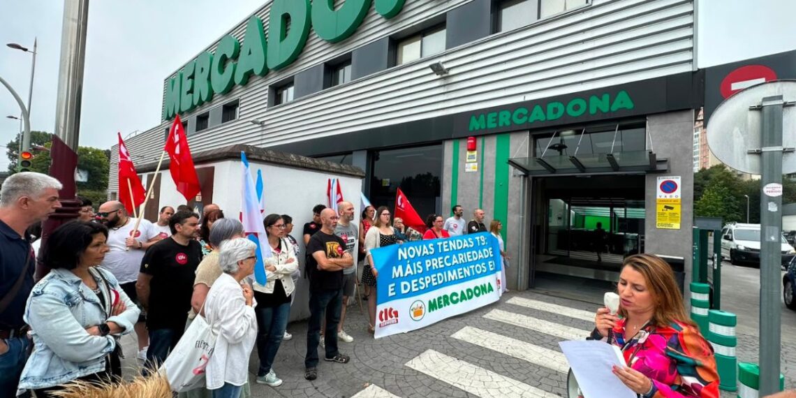 Decenas de personas protestan frente a Mercadona en Vigo para decir "no" al nuevo supermercado "Tienda 9"