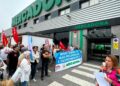 Decenas de personas protestan frente a Mercadona en Vigo para decir "no" al nuevo supermercado "Tienda 9"