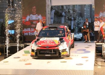 Los motores ya rugen en el centro de Vigo, arranca un emocionante Rally Rías Baixas