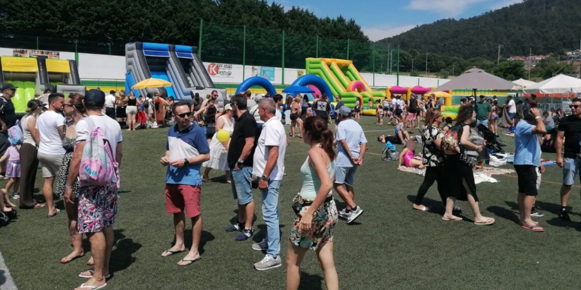 Grandes hinchables, fiesta de la espuma y música en un festival junto al Miño en el norte de Portugal