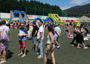 Grandes hinchables, fiesta de la espuma y música en un festival junto al Miño en el norte de Portugal
