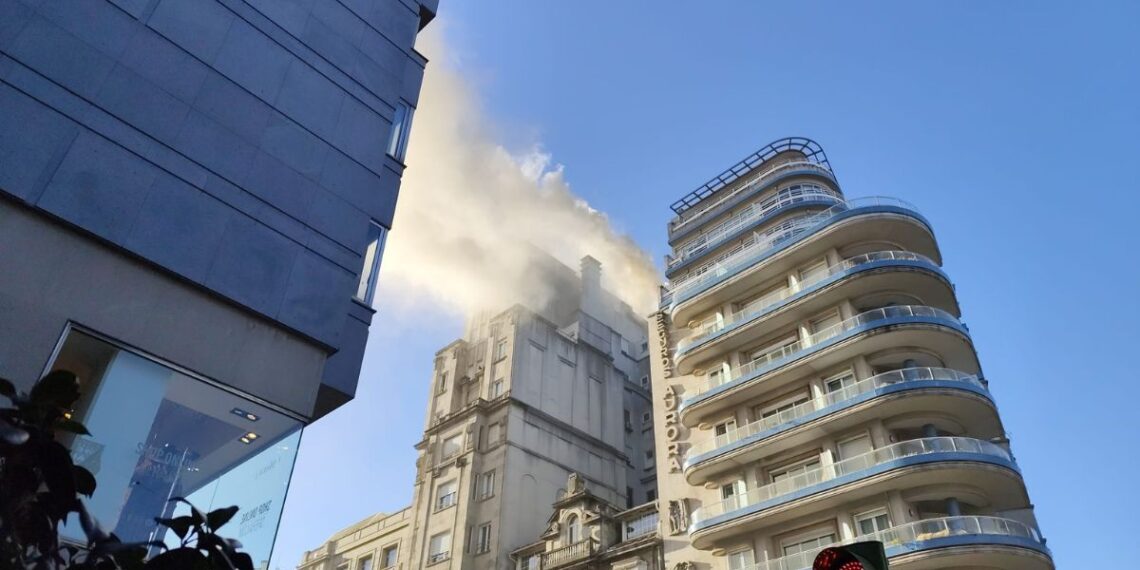 Un incendio en un restaurante de Vigo moviliza un gran operativo y cubre de humo el centro
