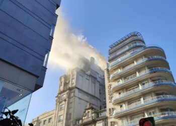 Un incendio en un restaurante de Vigo moviliza un gran operativo y cubre de humo el centro