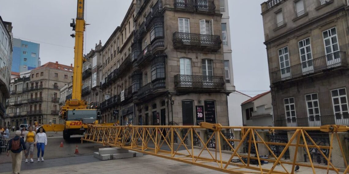 Un gigante de hierro sorprende en pleno centro de Vigo para la próxima transformación del Casco Vello