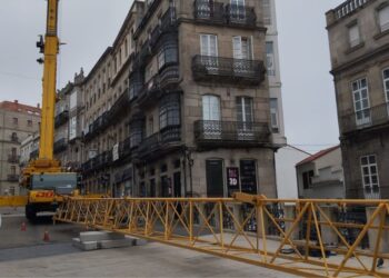 Un gigante de hierro sorprende en pleno centro de Vigo para la próxima transformación del Casco Vello