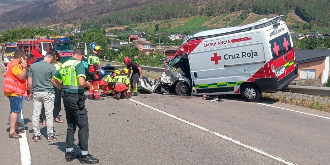 Aparatoso accidente en Ourense, dos heridos graves al chocar una ambulancia y un coche en A Rúa