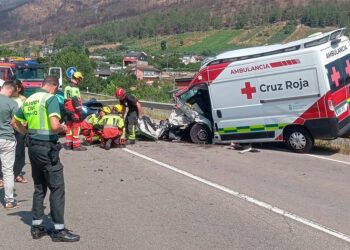 Aparatoso accidente en Ourense, dos heridos graves al chocar una ambulancia y un coche en A Rúa
