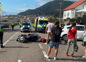 Aparatoso accidente en el área de Vigo, herido grave un motorista en un siniestro en Oia