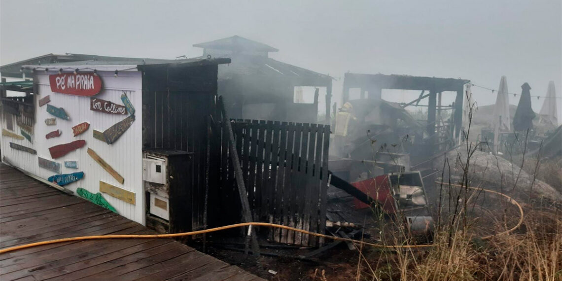 Susto en las Rías Baixas, un incendio calcina el chiringuito de una playa de Sanxenxo
