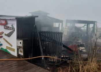 Susto en las Rías Baixas, un incendio calcina el chiringuito de una playa de Sanxenxo