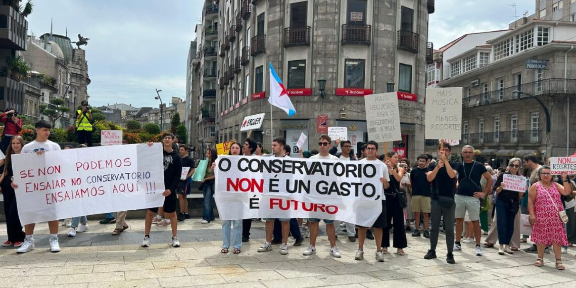 Alumnado del CSM de Vigo sacan sus instrumentos a la calle para denunciar recortes en el centro