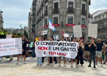 Alumnado del CSM de Vigo sacan sus instrumentos a la calle para denunciar recortes en el centro