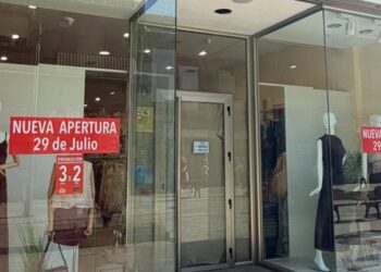 Abre en Vigo un outlet de moda con oferta de 3x2 en ropa por tiempo limitado