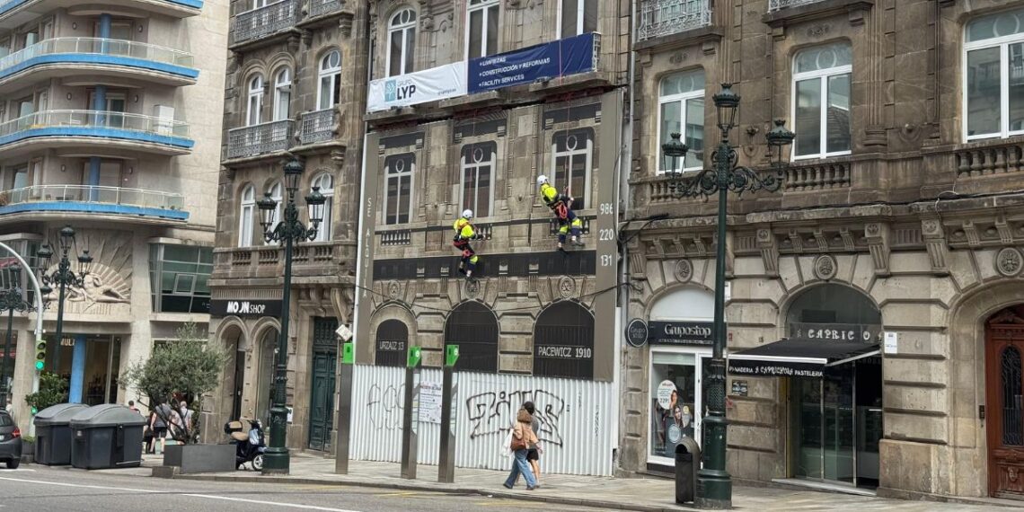 ¿Qué hacen dos personas colgando durante días de una fachada del centro de Vigo?