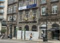 ¿Qué hacen dos personas colgando durante días de una fachada del centro de Vigo?