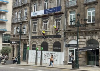 ¿Qué hacen dos personas colgando durante días de una fachada del centro de Vigo?