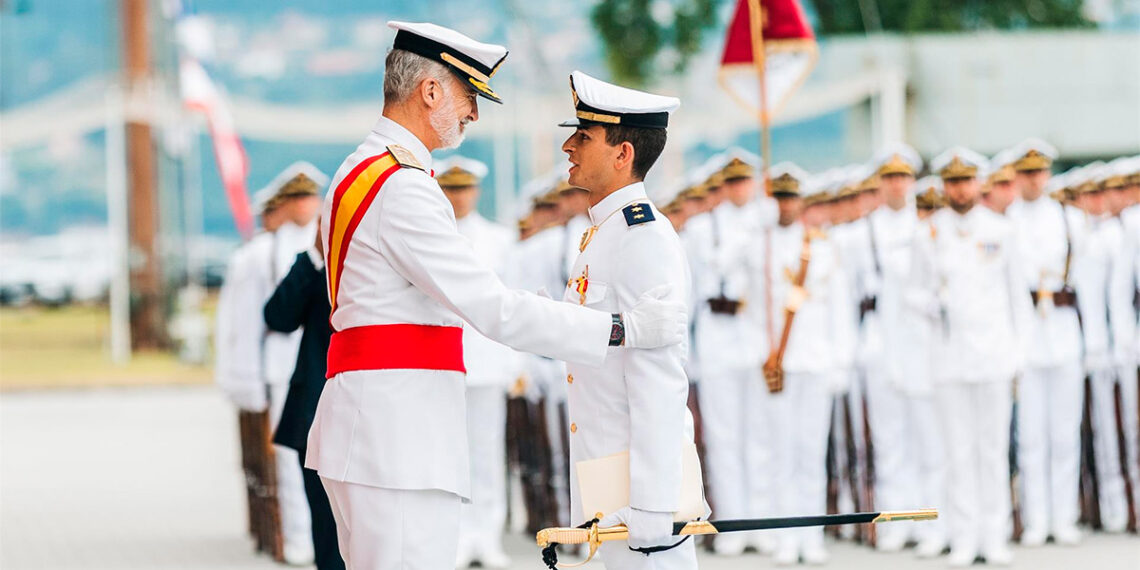 El rey Felipe VI, en las Rías Baixas para entregar los despachos de empleo a 125 oficiales de la Armada
