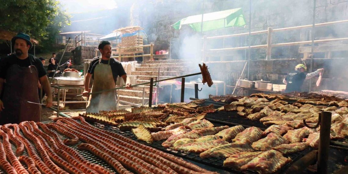 Una popular fiesta gastronómica del área de Vigo servirá más de 2.000 kilos de churrasco en un día