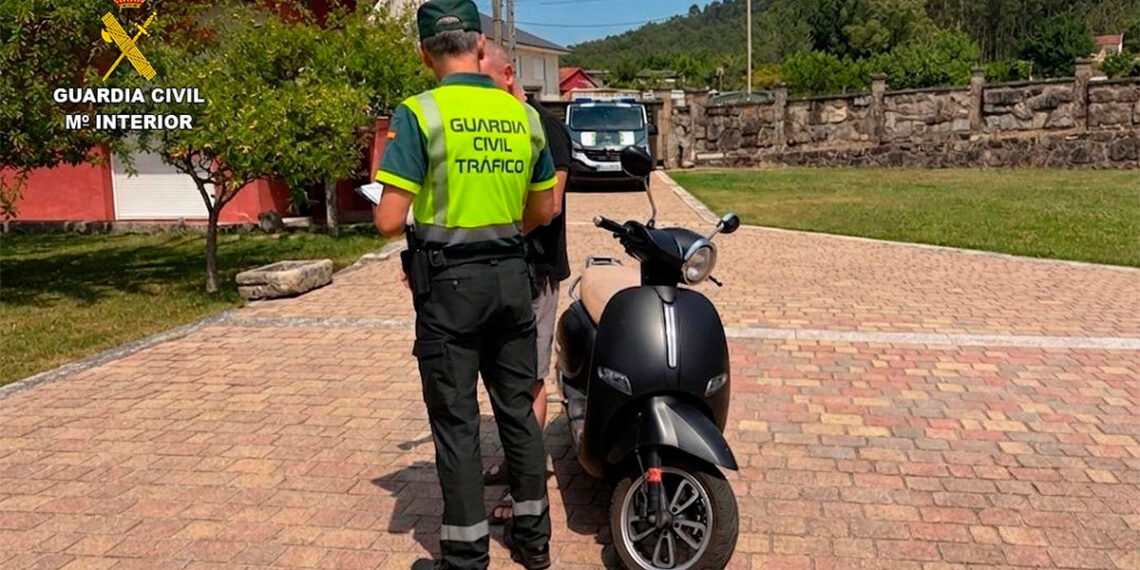 Cazan en Gondomar a un niño conduciendo una motocicleta, con su padre de acompañante