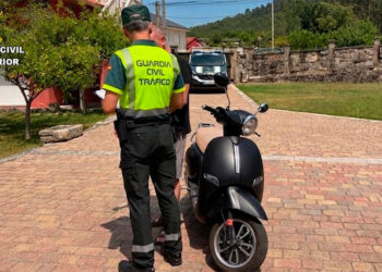 Cazan en Gondomar a un niño conduciendo una motocicleta, con su padre de acompañante