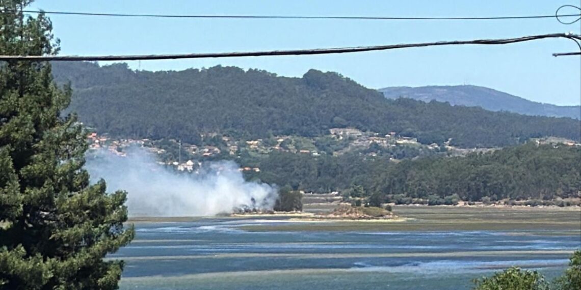 Incendio en una de las islas de la Ría de Vigo, las llamas afectan a las Alvedosas