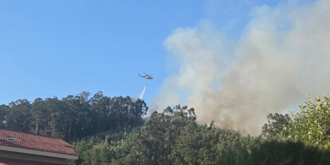Logran extinguir el incendio provocado por un accidente del Rally Rías Baixas en Salceda