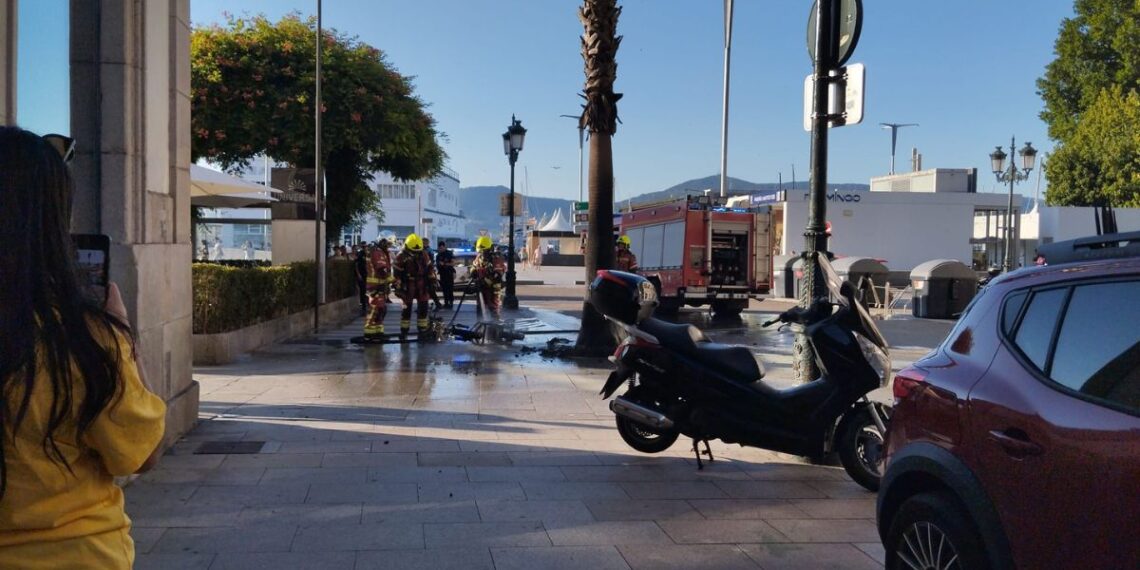 Gran despliegue de bomberos en pleno centro de Vigo por un vehículo en llamas