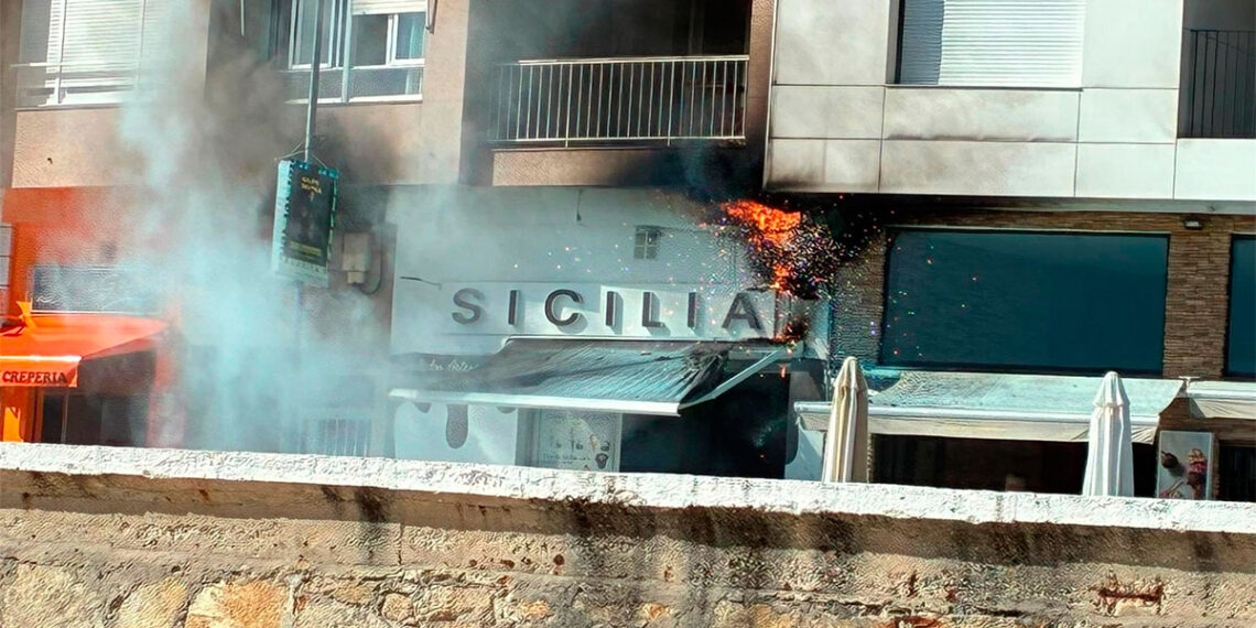 Susto en Sanxenxo, sofocan un incendio en una de las heladerías del paseo de la playa de Silgar