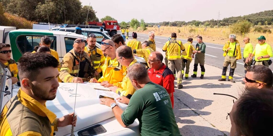 Galicia mantiene los medios enviados a los incendios de Castilla y León tras solicitarlo la Junta