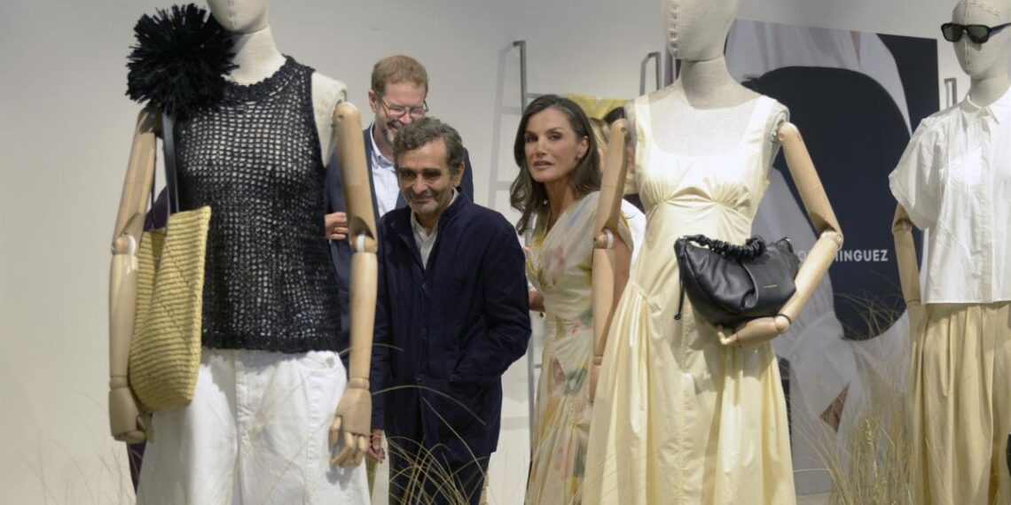 La moda gallega vuelve a enamorar a Letizia Ortiz en su visita a Galicia