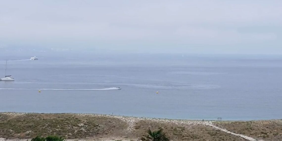 Varias motos de agua atentan contra el paraíso de las Cíes de forma "irresponsable"