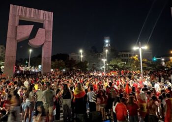 Locura en Vigo, echan abajo las vallas en Praza América para celebrar el segundo Mundial de España