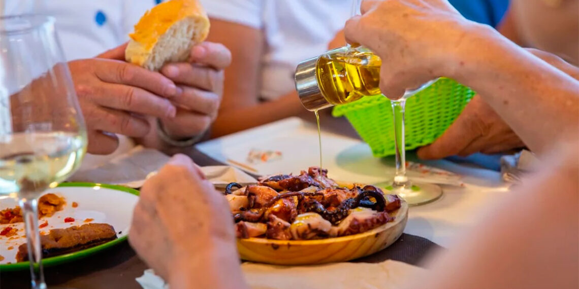 Una ruta en barco por las Rías Baixas con degustación de pulpo, así es el nuevo planazo para este verano