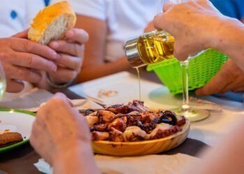 Una ruta en barco por las Rías Baixas con degustación de pulpo, así es el nuevo planazo para este verano