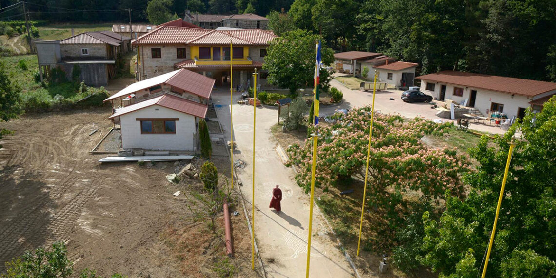 El resurgir del Tibet gallego, el único monasterio budista de Galicia tiene fecha para reabrir sus puertas