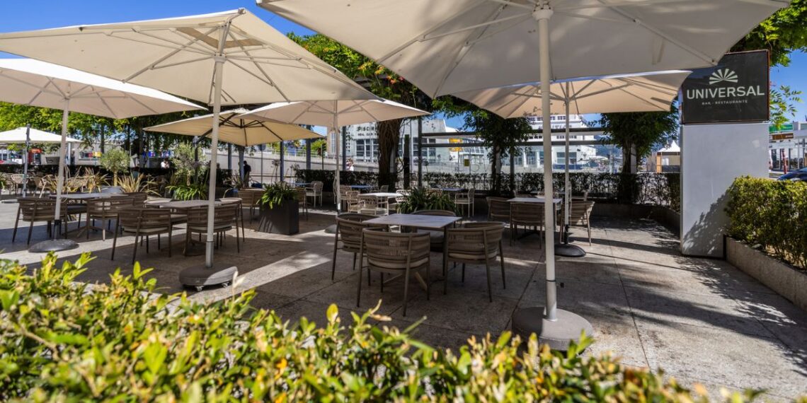 Música y tapeo, arrancan los conciertos con cena en la histórica e icónica terraza del Universal en Vigo