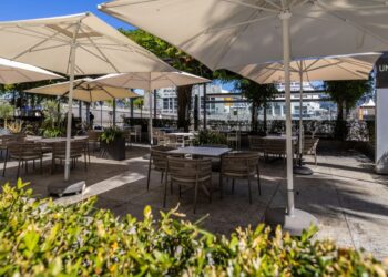 Música y tapeo, arrancan los conciertos con cena en la histórica e icónica terraza del Universal en Vigo