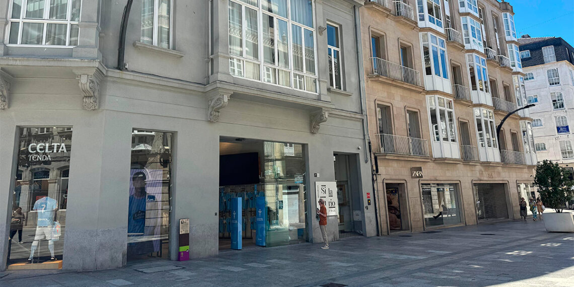 Entre las verjas y las tiendas abiertas, así vive la milla de oro de Vigo el domingo de compras