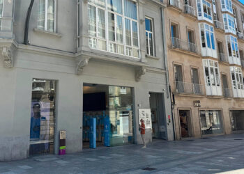 Entre las verjas y las tiendas abiertas, así vive la milla de oro de Vigo el domingo de compras