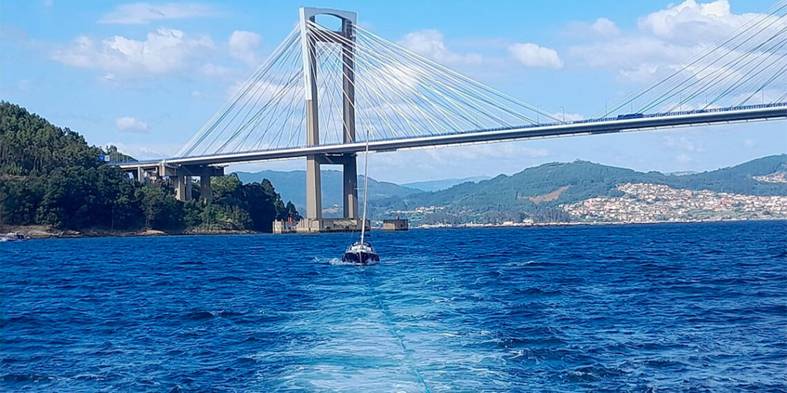 Susto en las Rías Baixas, remolcado en Moaña un velero a la deriva